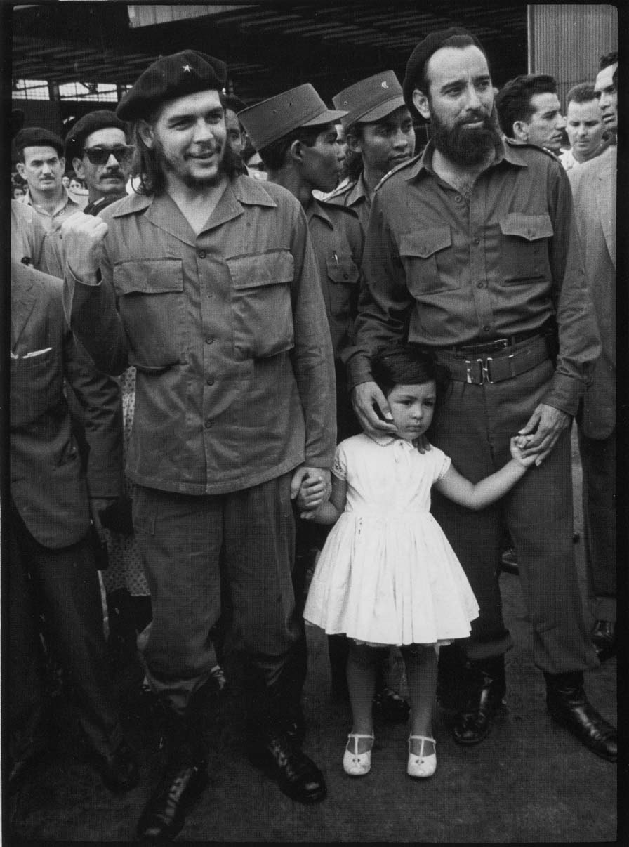 Che - 1960: Segurando a m�o da sua filha, Hildita, quando ela tinha quatro anos. O camarada Antonio Nu�ez Jim�nez segura a outra m�o